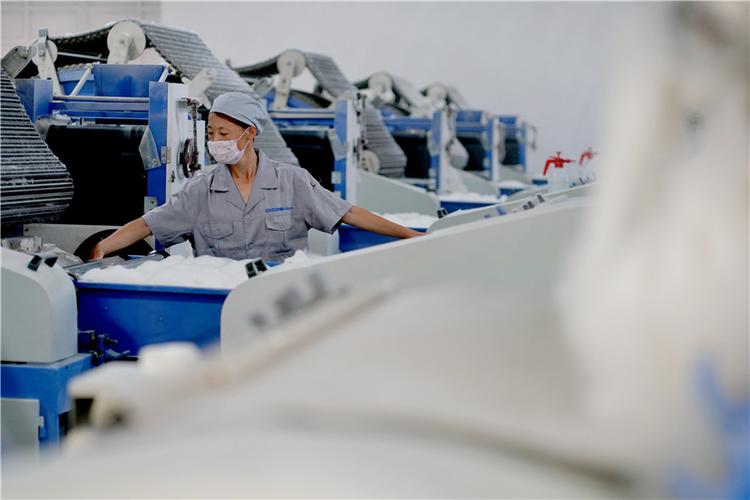 立足县域特色产业,鼓励当地羊绒制品,服装加工企业进驻农村,开设"扶贫
